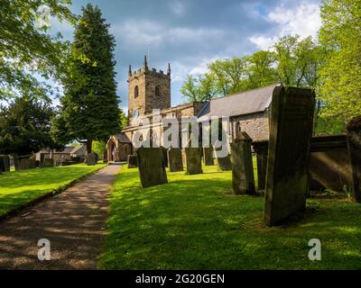 Eyam Dorfkirche und Grabhof an einem sonnigen Sommertag bekannt als das Pestdorf Stockfoto