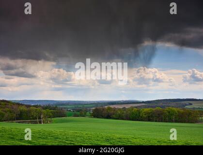 Bedrohliche Regenwolken blicken südöstlich über die Landschaft in South Yorkshire Stockfoto
