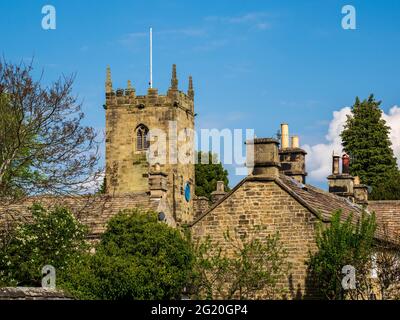 Eyam Dorf Kirchturm und Dächer von lokalen Häusern Stockfoto