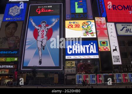 OSAKA, JAPAN - 24. Dez 2019: Osaka, Japan - 28. Nov 2019: The Glico man advertising placeboard and other advertisemant in Dontonbori, Osaka. Stockfoto