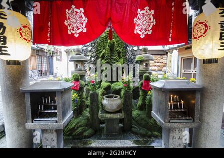 OSAKA, JAPAN - 24. Dez 2019: Osaka, Japan - 28. Nov 2019: Fudo bedeckt mit Moos und Wasserauswaschung in Hozenji, Osaka. Stockfoto