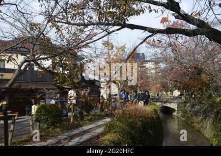 KYOTO, JAPAN - 10. Dez 2019: Kyoto, Japan- 24. Nov 2019: Touristen beobachten Herbstfarben entlang des Philosophenpfades in Kyoto. Stockfoto