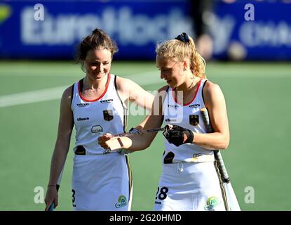 Amstelveen, Niederlande. Juni 2021. Hockey, Damen: Europameisterschaft, England - Deutschland, Vorrunde, Gruppe B, Spieltag 2. Die deutsche Amelie Wortmann und Jette Fleschütz (r) nach dem Spiel. Kredit: Frank Uijlenbroek/dpa/Alamy Live Nachrichten Stockfoto