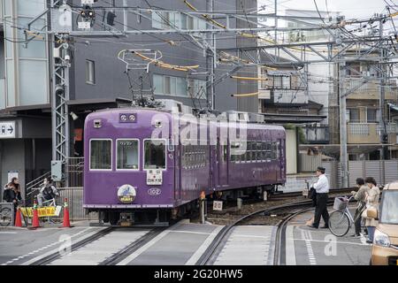 KYOTO, JAPAN - 12. Dez 2019: Kyoto, Japan - 26. Nov 2019: Straßenbahn im Retro-Stil der Randen Kitano Line, die den Bahnhof Tenjingawa in Kyoto anfährt. Stockfoto