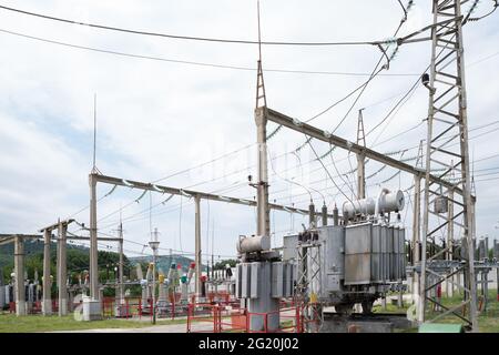 Unterstation. Transformieren Sie die Spannung von hoch zu niedrig. Stockfoto