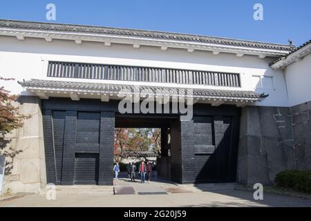 OSAKA, JAPAN - 05. Dez 2019: Osaka, Japan - 01. Dez 2019: Das reich verzierte schwarz-weiße Eingangstor von Osaka Castle. Stockfoto