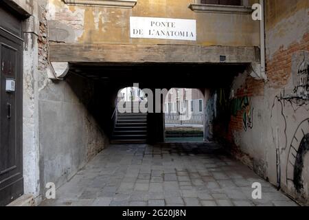 Calle, die typische venezianische Straße im Viertel Cannaregio, in Venedig. Stockfoto