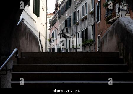 Calle, die typische venezianische Straße im Viertel Cannaregio, in Venedig. Stockfoto