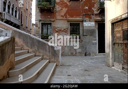 Calle, die typische venezianische Straße im Viertel Cannaregio, in Venedig. Stockfoto