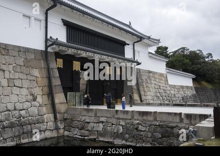 KYOTO, JAPAN - 10. Dez 2019: Kyoto, Japan - 25. Nov 2019: Touristen besuchen Schloss Nijo in Kyoto Japan. Stockfoto