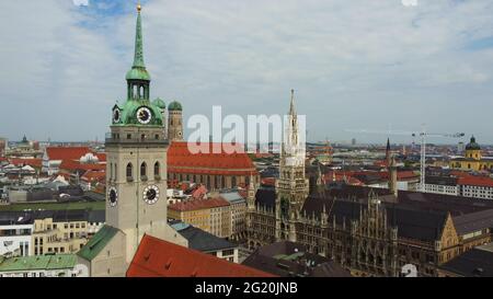Über den Dächern Münchens - Luftbild über die Stadt Stockfoto