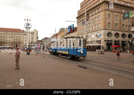 KROATIEN, ZAGREB, BAN JELACIC PLATZ - 28. JULI 2019: Straßenbahn auf Ban Jelačić Platz in Zagreb Stockfoto