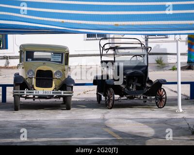 1928 Ford Modell A und ein zerlegtes 1923 Ford Modell T. Stockfoto