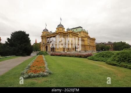 KROATIEN, ZAGREB, TRG REPUBLIKE HRVATSKE - 28. JULI 2019: Kroatisches Nationaltheater in Zagreb Stockfoto