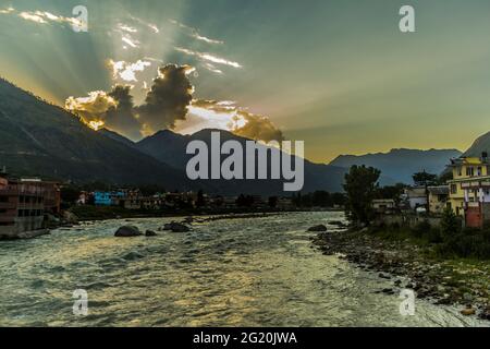 Beas Fluss fließt in Manali Stockfoto