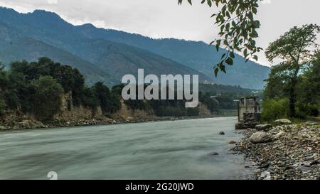 Beas Fluss fließt in Manali Stockfoto