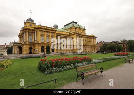 KROATIEN, ZAGREB, TRG REPUBLIKE HRVATSKE - 28. JULI 2019: Kroatisches Nationaltheater Zagreb Stockfoto