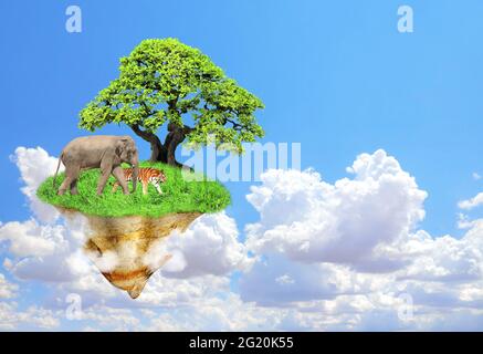 Konzept des Naturparks. Flying Island. Fantasy schwimmende Insel mit grünem Gras, Baum, wilden Tieren - Tiger und Elefant. Schonen Sie die Tierwelt. Paradies Stockfoto