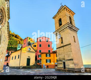 Glockenturm der Kirche San Lorenzo in Manarola an der Cinque Terre in Italien Stockfoto