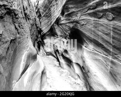 Crossbedding auf den steilen Klippen des Dry Fork Slot Canyon im Grand Staircase-Escalante National Monument, Utah, USA in Schwarz-Weiß Stockfoto