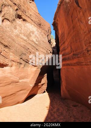 Der Eingang zum Spooky Gulch, einem außergewöhnlich schmalen Canyon im Navajo-Sandstein im Grand Staircase-Escalante National Monument Stockfoto