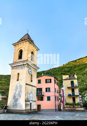 Glockenturm der Kirche San Lorenzo in Manarola an der Cinque Terre in Italien Stockfoto