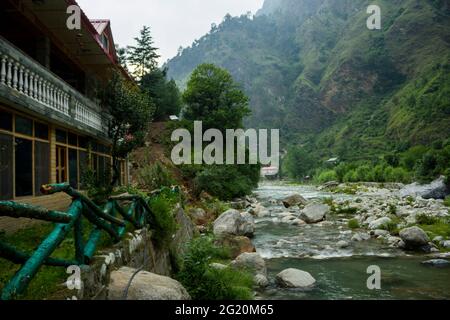 Fluss läuft im Tirthan Tal Stockfoto