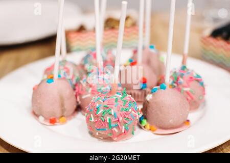 Kuchen knallt auf den Teller. Teller an der Süßigkeitenbar. Stockfoto