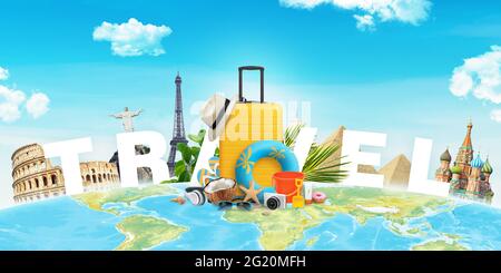 Reisekomposition mit gelber Tasche und Accessoires vor weltberühmten Gebäuden Stockfoto