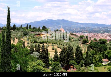 Florenz, Italien. Juni 2021. Ein Panorama des Stadtzentrums vom Giardino delle Rose (Rosengarten), in der Nähe der Piazzale Michelangelo, Florenz, am 6. Juni 2021. (Foto: Elisa Gestri/Sipa USA) Quelle: SIPA USA/Alamy Live News Stockfoto