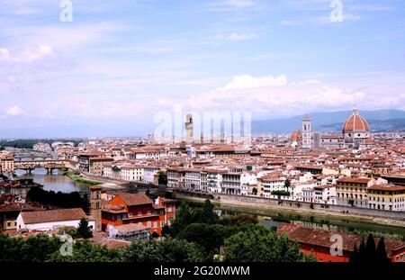 Florenz, Italien. Juni 2021. Blick auf das mittelalterliche Zentrum von Florenz von der Piazzale Michelangelo, am 6. Juni 2021. (Foto: Elisa Gestri/Sipa USA) Quelle: SIPA USA/Alamy Live News Stockfoto