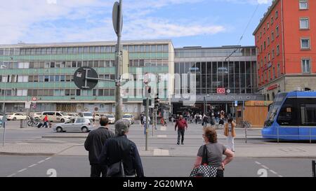 Hauptbahnhof in der Stadt München - MÜNCHEN, DEUTSCHLAND - 03. JUNI 2021 Stockfoto