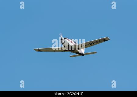 1978 Piper PA-28 Cherokee Arrow III Flugzeug fliegt in klarem blauen Himmel über dem London Southend Airport, Essex, Großbritannien. Gute Sicht beim Privatflug. Klettern Stockfoto