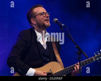 Der kanadische Sänger und Sogwriter Luc De Larochelliere tritt auf der Bühne in Montreal auf. Quebec, Kanada Stockfoto