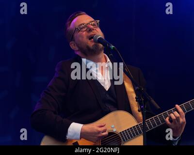 Der kanadische Singer-Songwriter Luc De Larocheliere tritt auf der Bühne in Montreal auf. Quebec, Kanada Stockfoto