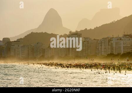 Am späten Nachmittag am Strand von Cocoba im Sommer von Covid in Rio de Janeiro Stockfoto