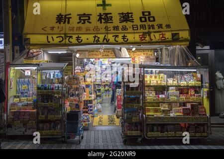 KYOTO, JAPAN - 12. Dez 2019: Kyoto, Japan- 26. Nov 2019: 016: Die Vorderseite eines japanischen Apothekenhauses in der Kawaramachi Straße in Kyoto. Stockfoto