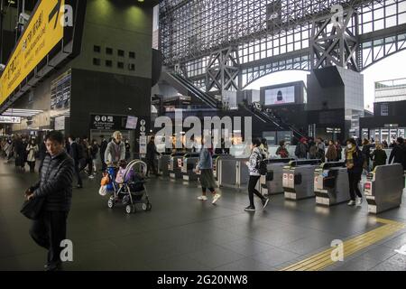 KYOTO, JAPAN - 18. Dez 2019: Kyoto, Japan - 27. Nov 2019: Menschenmenge an der Passagierhalle im Gebäude des Bahnhofs von Kyoto Stockfoto