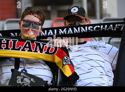 Düsseldorf, Deutschland. Juni 2021. Fußball: Europameisterschaft, internationale Spiele, Deutschland - Lettland in der Merkur Spiel-Arena. Deutsche Fans halten vor dem Spiel Tücher. WICHTIGER HINWEIS: Gemäß den Bestimmungen der DFL Deutsche Fußball Liga und des DFB Deutscher Fußball-Bund ist es untersagt, im Stadion und/oder vom Spiel aufgenommene Fotos in Form von Sequenzbildern und/oder videoähnlichen Fotoserien zu verwenden oder zu verwenden. Quelle: Federico Gambarini/dpa/Alamy Live News Stockfoto