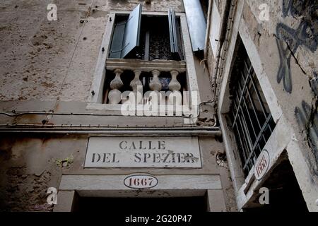 Calle, die typische venezianische Straße im Viertel Cannaregio, in Venedig. Stockfoto