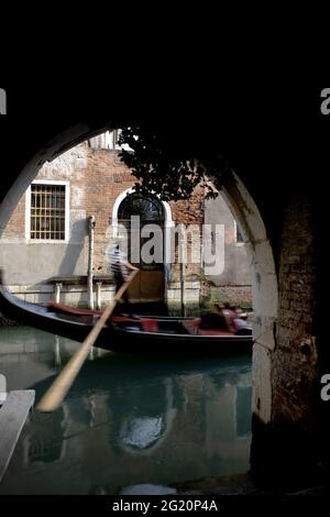 Traditionelle Gondel auf dem Cannaregio Viertel, in Venedig. Stockfoto