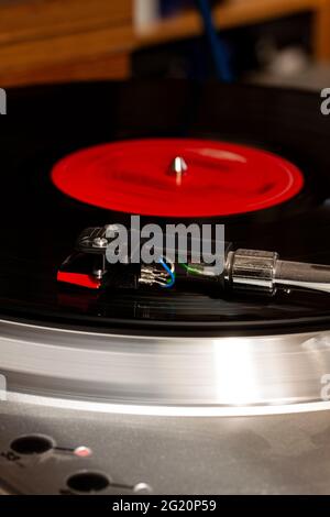 Nehmen Sie den plattenspieler des usb-Players auf, und der Stift läuft auf Schallplatte. Drehender Vinyl-Schallplattenspieler im Retro-Stil. Stockfoto