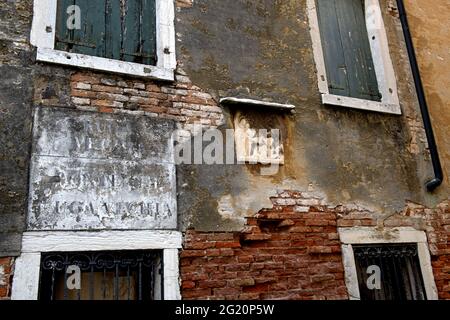 Calle, die typische venezianische Straße im Viertel Cannaregio, in Venedig. Stockfoto