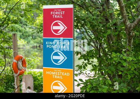 Wandermarkierungen im Chattahoochee Nature Center in Roswell, Georgia. (USA) Stockfoto