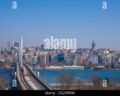 U-Bahn-Brücke Golden Horn in Istanbul, Türkei und Blick auf die Suleymaniye Moschee an einem sonnigen Tag Stockfoto