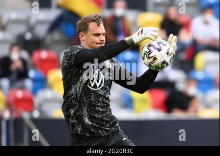 Düsseldorf, Deutschland. Juni 2021. Fußball: Europameisterschaft, internationale Spiele, Deutschland - Lettland in der Merkur Spiel-Arena. Torwart Manuel Neuer (Deutschland) wärmt sich auf. (RECROP) WICHTIGER HINWEIS: Gemäß den Bestimmungen der DFL Deutsche Fußball Liga und des DFB Deutscher Fußball-Bund ist es untersagt, im Stadion und/oder vom Spiel aufgenommene Fotos in Form von Sequenzbildern und/oder videoähnlichen Fotoserien zu verwenden oder zu verwenden. Quelle: Federico Gambarini/dpa/Alamy Live News Stockfoto