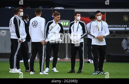 Düsseldorf, Deutschland. Juni 2021. Fußball: Europameisterschaft, internationale Spiele, Deutschland - Lettland in der Merkur Spiel-Arena. Deutsche Spieler sind auf dem Platz. WICHTIGER HINWEIS: Gemäß den Bestimmungen der DFL Deutsche Fußball Liga und des DFB Deutscher Fußball-Bund ist es untersagt, im Stadion und/oder vom Spiel aufgenommene Fotos in Form von Sequenzbildern und/oder videoähnlichen Fotoserien zu verwenden oder zu verwenden. Quelle: Federico Gambarini/dpa/Alamy Live News Stockfoto