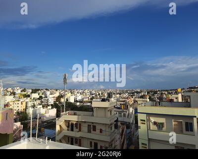 Panoramablick auf die Skyline der Stadt Laggere in Bangalore in Indien Stockfoto
