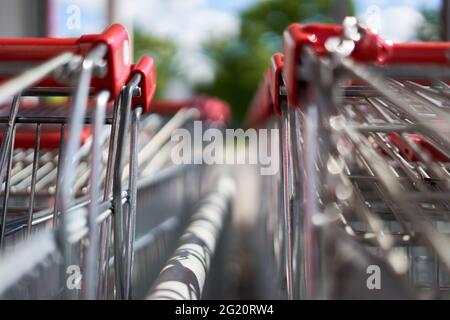 Rote Griffe von Warenkörben in 2 Reihen. Blick von vorne. Stockfoto