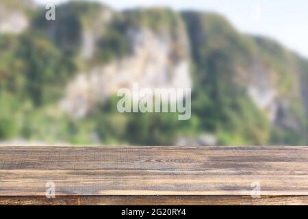Holztischplatte auf verschwommenem Berge Hintergrund Stockfoto